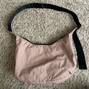 BAGGU Medium Crescent in Taupe